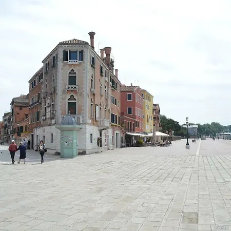 Casa Delfina, Contemporary Chic Apartment Venice