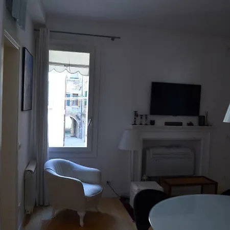 Casa Delfina, Contemporary Chic Apartment