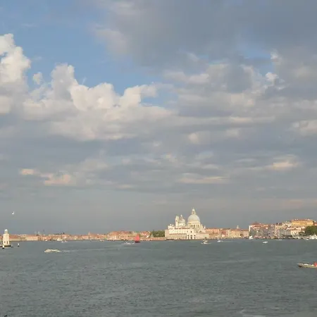Casa Delfina, Contemporary Chic * Veneza